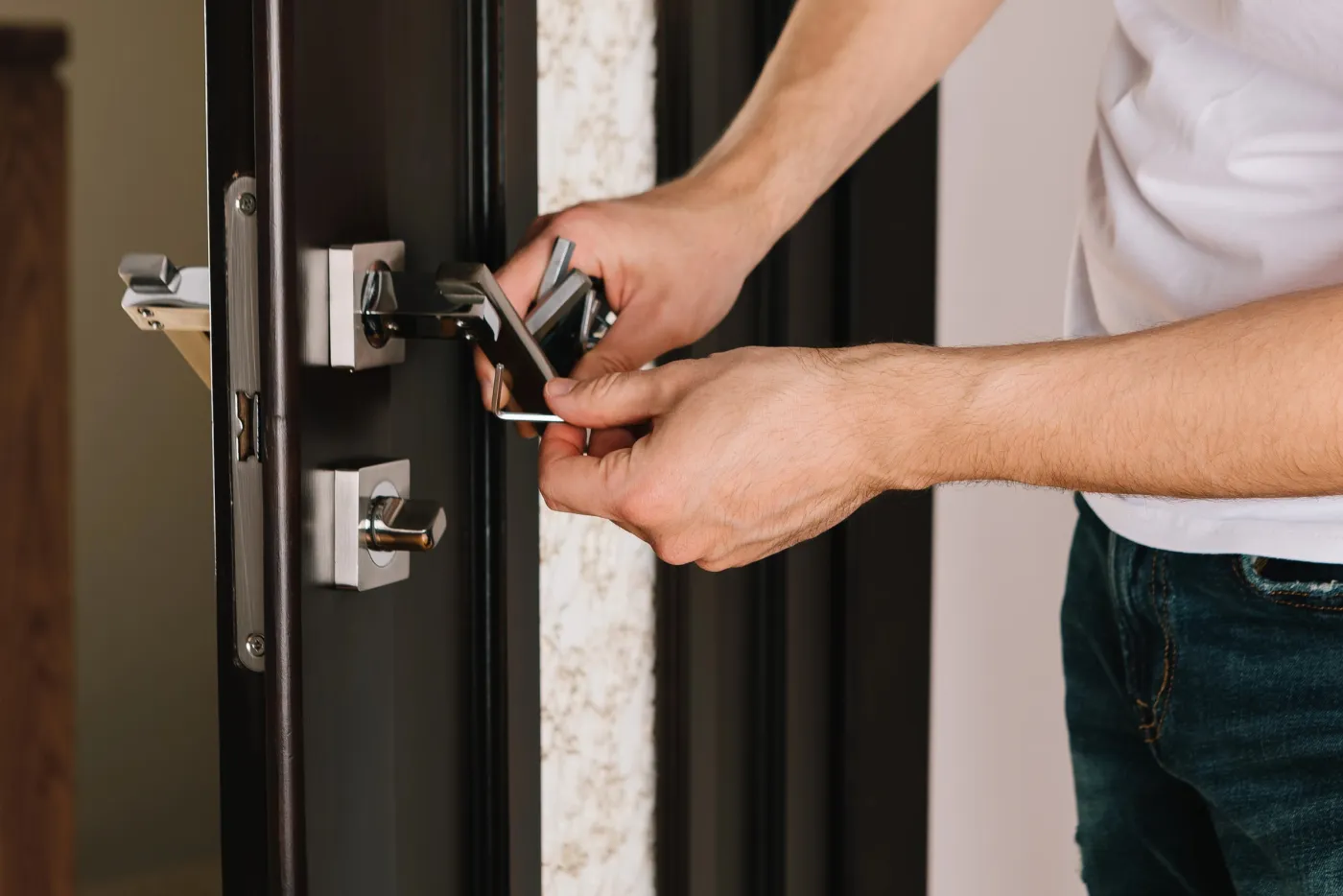Pose d'une serrure multipoints haute sûreté sur une porte d'entrée de villa au Vésinet